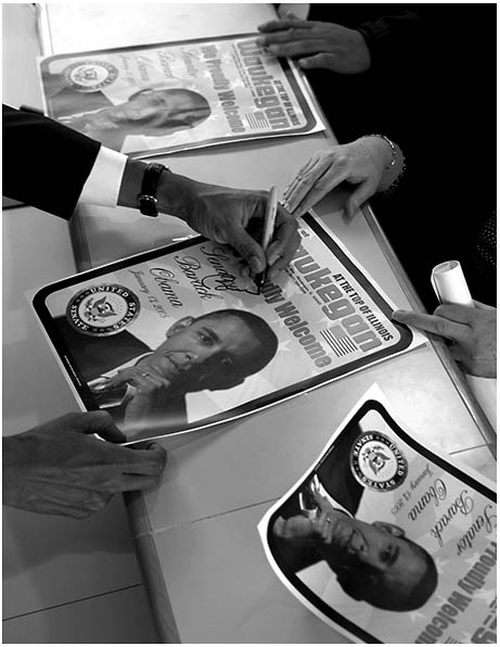 Signing posters in Illinois. : The Rise of Barack Obama : Pete Souza Photography