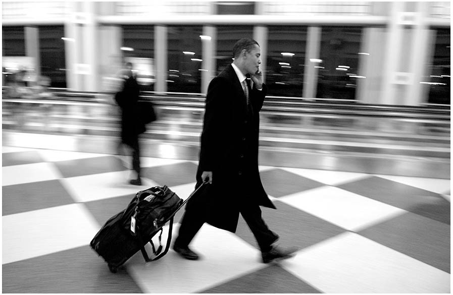 Walking through O'Hare Airport. : The Rise of Barack Obama : Pete Souza Photography